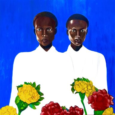 Les Dioscures Deux figures masculines vêtues de blanc se tenant côte à côte sur un fond bleu profond, peinture de Tara Shakti.