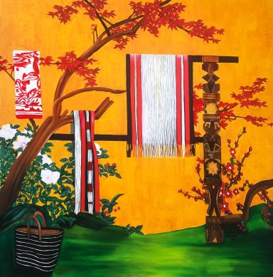 Souffle immobile Jardin aux tonalités dorées japonais avec textiles malgaches suspendus, panier tressé et totem malgache, peinture de Tara Shakti.
