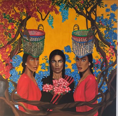 L'éloge du silence Trois femmes malgaches entourées de fleurs et d’arbres, deux portant des paniers tressés sur la tête, peinture de Tara Shakti.