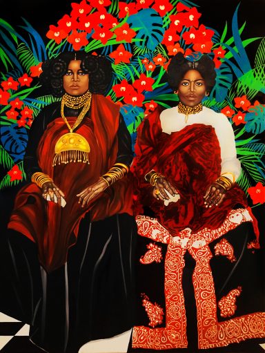 Archive VII Deux femmes malgaches assises en tenues rouges traditionnelles devant un fond végétal et floral, œuvre de Tara Shakti.