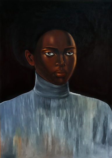 L'opacité Portrait frontal d’une femme malgache cheveux afro, vêtue d’un haut blanc à col montant sur fond sombre, peinture de Tara Shakti.